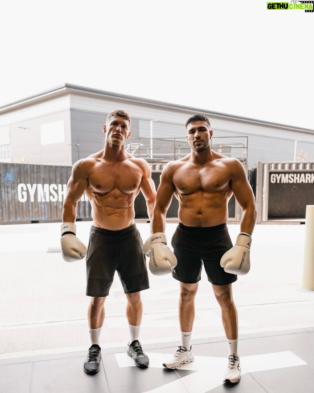 Tommy Fury Instagram - Here’s a photo of an elite natural bodybuilder with some of the best genetics on the planet… and @mattdoesfitness 🤣💪🏻