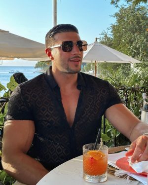 Tommy Fury Instagram - Good vibes🍹🌞🌴