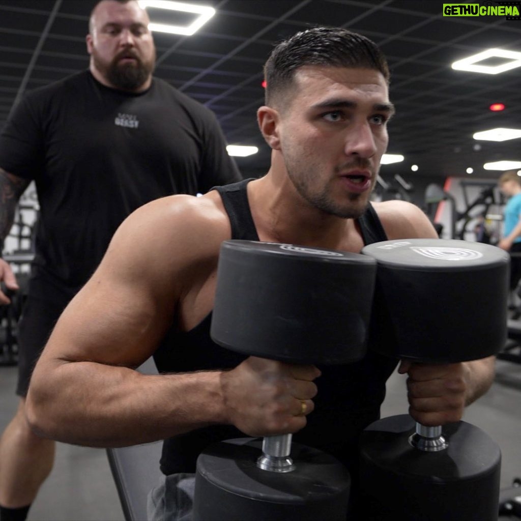 Tommy Fury Instagram - HOW STRONG IS @tommyfury ?! Video out at 7PM! 💪 Link in Bio/Stories #tommyfury #eddiehall #gym #workout #strong #gymrat #strongman Big Love, The Beast United Kingdom