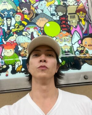 Tomohisa Yamashita Instagram - 今際の国のアリスシーズン２に参加させて頂きました。夏に撮影してたのですが、僕、史上最も熱い夏になりましたが、素敵な人達との素敵な夏の思い出ができました。

I shot a series called Alice in borderland Season 2. We were shooting in the summer.
it was challenging role for me but I had great summer memories with amazing crew and cast.

#aliceinborderland