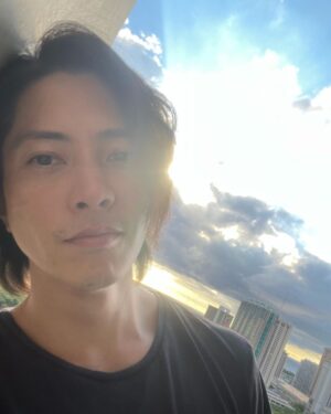 Tomohisa Yamashita Instagram - 朝のスムージーからの昼寝が最高に贅沢で幸せでした。🕶

I had a smoothie in the morning. Then I took a nap and it was great as you know.lol

我喜欢睡午觉🕶

#昼寝
#スムージー