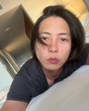 Tomohisa Yamashita Instagram - 朝のスムージーからの昼寝が最高に贅沢で幸せでした。🕶

I had a smoothie in the morning. Then I took a nap and it was great as you know.lol

我喜欢睡午觉🕶

#昼寝
#スムージー