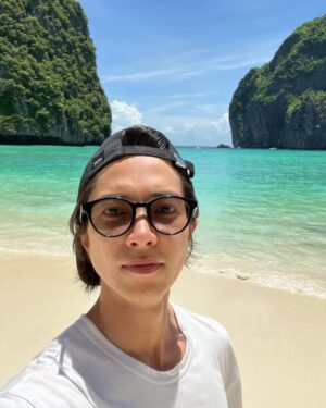 Tomohisa Yamashita Instagram - 2年ぶりくらいに少しまとまった休暇をとり、帰国前に海に行ってきました。
たっぷり充電して日本で仕事再開🔥
ただいま！！！

I took a little vacation for the first time in two years and went to the beach before returning to Japan.
Fully charged and back to work🔥

It's good to be back home!

#海
#夏休みの過ごし方 
#summertimes
@bulgari