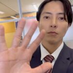 Tomohisa Yamashita Instagram - ドラマの撮影休憩中、静かに自撮りしました。🤫 Behind the set🎬🎥💡 Tokyo, Japan
