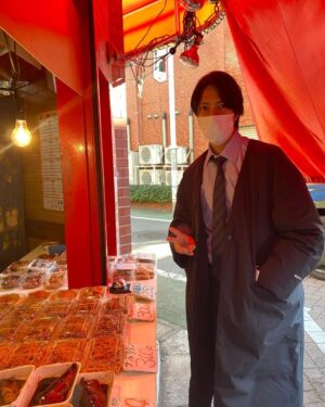 Tomohisa Yamashita Instagram - 撮影現場の近くにお惣菜屋さん発見。
この昔ながらのホームメイド感最高に美味しかった。
ドラマ撮影中の一つの楽しみです。
今日も頑張ります！💪🏻

I found a classic shop near the shooting location - it was really good.
This homemade feeling was awesome.
It's one of the pleasures of shooting in this area.
Let’s have fun today💪🏻
