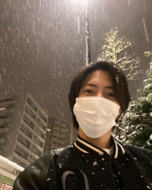 Tomohisa Yamashita Instagram - 久々の雪に少し嬉しくなり、
家に帰る途中少し外を歩きました。⛄️

I was a little excited with the snow after a long time, so I walked outside for a while on my way home.

#snow #雪