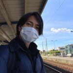 Tomohisa Yamashita Instagram - バレーボールの中継でV6がパフォーマンスをしていて、小学生の僕はかっこいいな〜とTVに釘付けになっていた事を思い出します。そして僕にとっての初めてのコンサートツアーはV6のバックダンサーとして、参加させて頂いきました。ツアーに参加できる事が決まった時は夢のようでした。 あの経験を通して本当に沢山の事を学ばせて頂いたなと思います。 コンサート終わりに、井ノ原くんにホテルの部屋に呼び出されて、何か失敗しちゃったかなと、ドキドキしながら 部屋に入って、健くんがクローゼットから出てくるってドッキリをされた事を今でも覚えてます。笑 長野くんはいつも、穏やかで優しく笑いかけてくれて、坂本くんのストイックさに、僕らも刺激されて気が引き締まっていました。 剛くんのソロ曲のラップがかっこよくていつもステージ裏で真似して歌っていました。 すごく大変なツアーだったけど、岡田くんはライブ終わりにJr.たちの楽屋に来てくれて、労いの言葉をかけてくれたり、楽しませてくれる本当に素敵な先輩方です。 朝はカミセン、昼はトニセン、夜はV6という1日3回のコンサートで、 僕らは役60曲くらい振り付けを覚えなきゃいけなくて、無我夢中で駆け抜けた事は僕の人生の大切な財産です。 ^ ^ 本当にお疲れ様でした。 ありがとうございました！！！ I remember when V6 was performing on a volleyball broadcast, I was an elementary school student, I couldn’t take my eyes off the TV. For my first concert tour, I participated as a V6 back dancer. It was like a dream when they told me I would be on tour. I think I learned a lot from that experience. At the end of the concert, Inohara-kun called me to his hotel room, I still remember being surprised when I entered the room and Ken-kun came jumping out from the closet. Nagano -Kun always laughed calmly and kindly, and Sakamoto-Kun well he is very stoic and that always inspired us a lot. Go-kun's solo song was cool and I would always sing-along back stage. It was a very tough tour, but Okada-kun was always really nice to us. He came to the dressing room of Jr. and others at the end of the live and gave us good words. It encouraged us. The concert schedule could be extreme. Kamisen in the morning, Tonisen in the daytime, and V6 in the evening, three times a day. We had to learn the choreography for about 60 songs, and running through it was an important asset to my life. I can’t thank V6 enough.