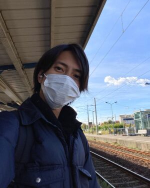 Tomohisa Yamashita Instagram - バレーボールの中継でV6がパフォーマンスをしていて、小学生の僕はかっこいいな〜とTVに釘付けになっていた事を思い出します。そして僕にとっての初めてのコンサートツアーはV6のバックダンサーとして、参加させて頂いきました。ツアーに参加できる事が決まった時は夢のようでした。
あの経験を通して本当に沢山の事を学ばせて頂いたなと思います。

コンサート終わりに、井ノ原くんにホテルの部屋に呼び出されて、何か失敗しちゃったかなと、ドキドキしながら
部屋に入って、健くんがクローゼットから出てくるってドッキリをされた事を今でも覚えてます。笑
長野くんはいつも、穏やかで優しく笑いかけてくれて、坂本くんのストイックさに、僕らも刺激されて気が引き締まっていました。
剛くんのソロ曲のラップがかっこよくていつもステージ裏で真似して歌っていました。
すごく大変なツアーだったけど、岡田くんはライブ終わりにJr.たちの楽屋に来てくれて、労いの言葉をかけてくれたり、楽しませてくれる本当に素敵な先輩方です。
朝はカミセン、昼はトニセン、夜はV6という1日3回のコンサートで、
僕らは役60曲くらい振り付けを覚えなきゃいけなくて、無我夢中で駆け抜けた事は僕の人生の大切な財産です。
^ ^
本当にお疲れ様でした。
ありがとうございました！！！

I remember when V6 was performing on a volleyball broadcast, I  was an elementary school student, I couldn’t take my eyes off the TV. 
For my first concert tour, I participated as a V6 back dancer.  It was like a dream when they told me I would be on tour.
I think I learned a lot from that experience.

At the end of the concert, Inohara-kun called me to his hotel room,
I still remember being surprised when I entered the room and Ken-kun came jumping out from the closet. 
Nagano -Kun always laughed calmly and kindly, and Sakamoto-Kun well he is very stoic and that always inspired us a lot.
Go-kun's solo song was cool and I would always sing-along back stage. 
It was a very tough tour, but Okada-kun was always really nice to us.
He came to the dressing room of Jr. and others at the end of the live and gave us good words.
It encouraged us.
The concert schedule could be extreme.
Kamisen in the morning, Tonisen in the daytime, and V6 in the evening, three times a day.
We had to learn the choreography for about 60 songs, and running through it was an important asset to my life.
I can’t thank V6 enough.