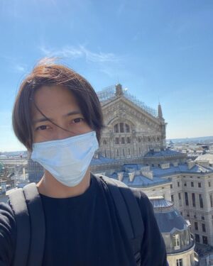 Tomohisa Yamashita Instagram - 翔くん相葉くんご結婚おめでとうございます。
翔くんがまだ学ランを来ていた頃、
着こなしが本当にお洒落でかっこよくて、中学生になりたての僕は、憧れて同じローファーを買って、ボタンを二つ外して登校していました。笑
相葉くんは、小学生の時
初めてのドラマで共演させて頂きました。その時、僕の知らない音楽を教えてくれて、それが本当にかっこよくて、すぐCDを買って、今でもその音楽を聞き返す事があります。今思えば音楽が好きになる入り口だったかもしれません。
2人とも最高に優しいお兄さんでした。ありがとうございます！
どうぞ末長くお幸せに。心からの祝福をお贈りいたします。

Sho-kun, Aiba-kun, Congratulations on your wedding!
I remember when When Sho-kun was still rocking that High school uniform.
The way he dressed even then was so fashionable. 
I was a junior high school student, but I wanted to buy the same loafers and wear my jacket unbuttoned the same way to school. Haha
When I was in the 6th grade I co-starred in my first drama with Aiba-kun. At that time, he showed me a new world of music that I didn't know,.
I bought the CD right away and I still listen to it sometimes. 
Now that I think about it, it maybe where my love for music started.
Both of them were the kindest brothers.  Thank you!
Please be happy for a long time. 
I would like to give you my heartfelt blessing.