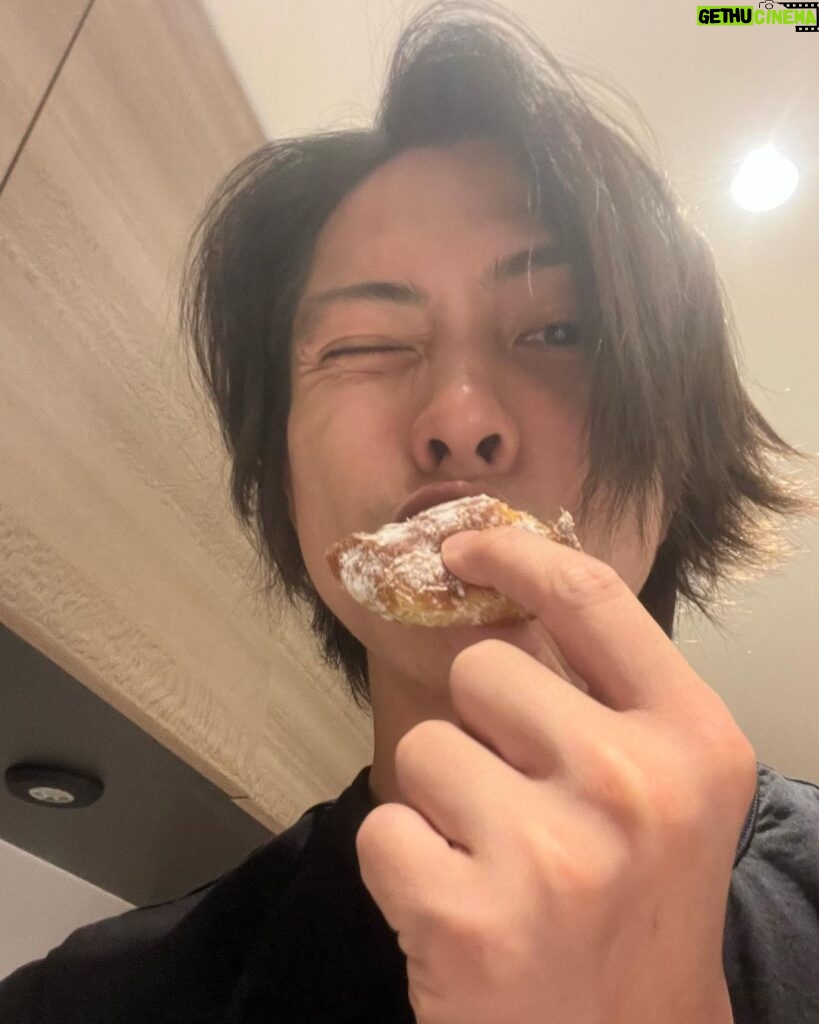 Tomohisa Yamashita Instagram - 有名なドーナツ屋さんの🍩 たまにチート最高です。 Famous donut shop, Sometimes cheet day is the best.🤫 #ドーナツ屋さん #ドーナツ #チートデイ