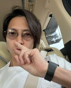 Tomohisa Yamashita Instagram - 2年ぶりくらいに少しまとまった休暇をとり、帰国前に海に行ってきました。 たっぷり充電して日本で仕事再開🔥 ただいま！！！ I took a little vacation for the first time in two years and went to the beach before returning to Japan. Fully charged and back to work🔥 It's good to be back home! #海 #夏休みの過ごし方 #summertimes @bulgari Phuket, Thailand