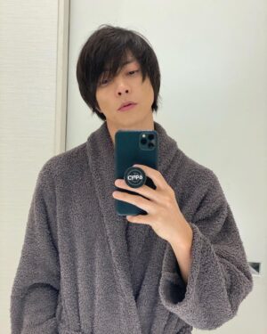 Tomohisa Yamashita Instagram - 今日も早朝から撮影です！
朝食はバナナとおにぎりとゆで卵でした。🍌
今日も1日頑張ってきます！

引き続き体調管理に気をつけてください！

Early morning shoot today!
I had eggs, banana, and an onigiri for breakfast. 
I'll keep pushing forward and do my best today!

Take care!

#バナナ
#朝食
#ゆで卵
#おにぎり