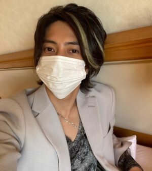 Tomohisa Yamashita Instagram - 僕の昔からの夢であるアメリカのドラマに出演させて頂きました。約10年くらいでオーディションは数えきれない程受けました。合格の電話をもらった時は涙が出るほど嬉しかった事を覚えています。そして、今までにない役で今までにない体験をさせて頂きました。そして、新しい沢山の出会いがあり、新しい世界を見させて頂きました。大きな役ではありませんが僕にとってはとても大きな大役です。
凄い方達に出会うたびに自分の小ささを痛感しますが、諦めずに挑戦を続けていきます。

I have been dreaming to take part in an American project and it finally came true.
I went to a lot of auditions over the past 10years.
I’ll never forget the moment I got the call from production.
It's not a big role, but it's a big role for me.
 Every time I meet a lot of great people I realize how small I am, but i won’t give up on my development 

@alanpoul

#tokyovice