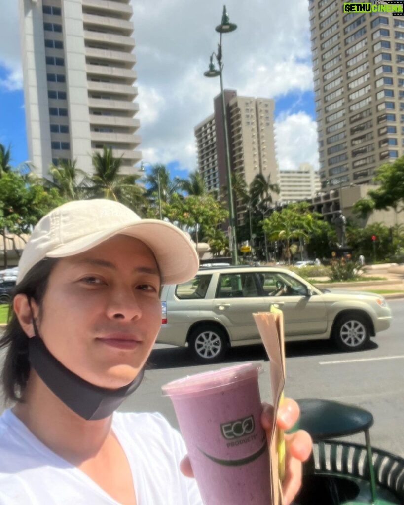 Tomohisa Yamashita Instagram - 朝のスムージーからの昼寝が最高に贅沢で幸せでした。🕶 I had a smoothie in the morning. Then I took a nap and it was great as you know.lol 我喜欢睡午觉🕶 #昼寝 #スムージー