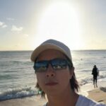 Tomohisa Yamashita Instagram - ハワイで英語の勉強、脚本を読み込んだり、歌詞を書いたりしていました。色々と刺激を受けながら、日々学んでます。 お土産も忘れないように🤙🏻 I’m reading scripts and writing lyrics in Hawaii. getting a lot of inspiration from friends and vibes here. Life is good. I won’t forget to bring you some souvenirs 🤙🏻. #beachsidelife
