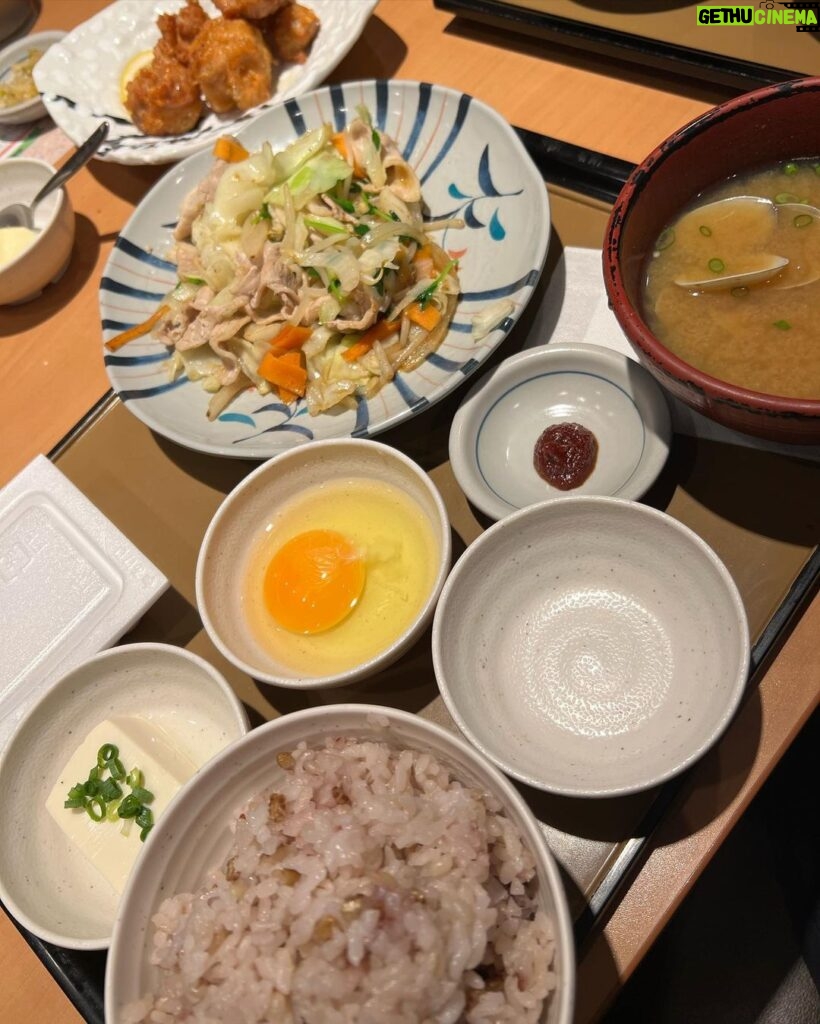 Tomohisa Yamashita Instagram - 食欲の秋シリーズ。笑 たくさん食べて楽しんでいこうと思います。 These have been my food adventures as of lately. I’m enjoying this season haha #たまごかけごはん #カレーライス #やきとり #鮨
