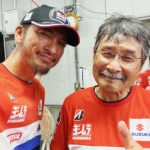 Tomoya Nagase Instagram - いつも他の大人たちが教えくれないことを教えてくれます。いつも他の大人たちが言えないことを言ってくれます。そうなると他の大人たちがダサく見えてくるのです。そして自分はもっとダサいのです。僕らの何がいけなかったのか。考えてる暇はないので明日筑波サーキットに行ってきます。 社長！スマイル！以上！ @yoshimura_japan_official @yoshimura_sert_motul_official