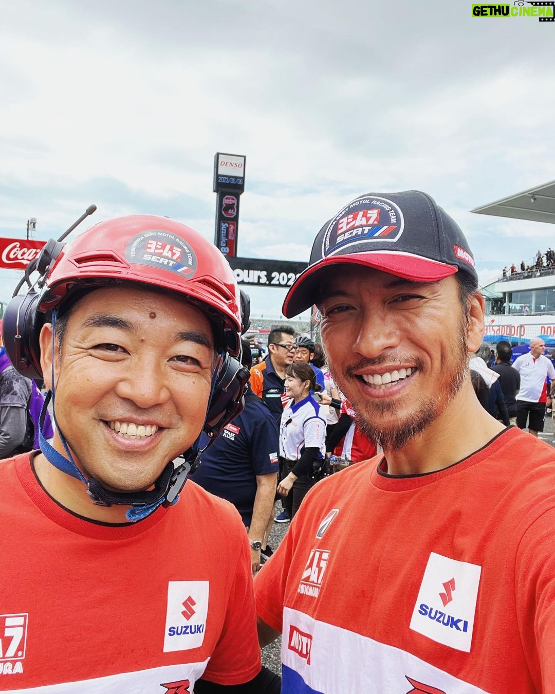 Tomoya Nagase Instagram - Team director. @yohei.kato.1119 @yoshimura_sert_motul_official @yoshimura_japan_official #12 #いつもありがとうございます #お疲れ様でした #家族 #愛 #スマイル #以上