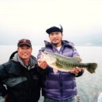 Tomoya Nagase Instagram - #芦ノ湖 #俺 #テルさん #ブラックバス #52.5cm #白浜 #バイブレーション #ネイティブ #2008y #15年前も #スマイル #以上