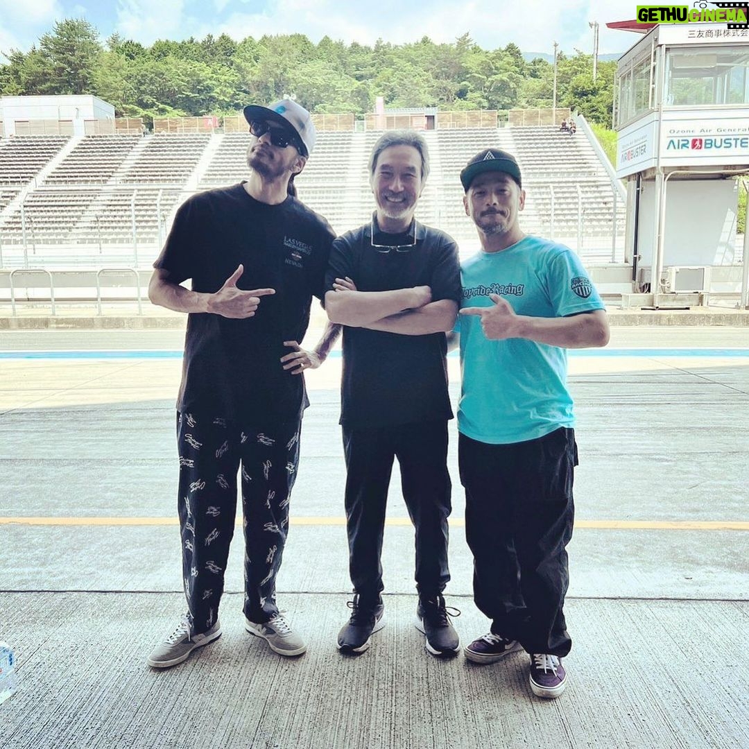 Tomoya Nagase Instagram - レジェンド @keijikawakita と、この日本のヴィンテージハーレーのクラスで今1番早い @joyridespeedshop との一枚。 僕は幸せ者です。