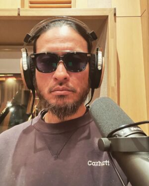 Tomoya Nagase Instagram - エンジニア諸鍛冶さんからプレゼントでいただいたマイク。
@shure 
#sm7b
#dynamicmicrophone 
#headphone
#tagostudiotakasaki 
#T3-01