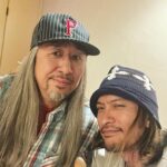 Tomoya Nagase Instagram - 俺に音楽を叩き込んだのはこの人。 苦しくて音楽を諦めようとした時も諦めさせてくれなかったのがこの人。 彼此25年ぐらい経つけどこれからもそのまま行っちゃってください。 こんな52歳。 イケてます。 誕生日おめでとうございます。 #ギタリスト #久保田光太郎 #musicman @kotaro_kubota