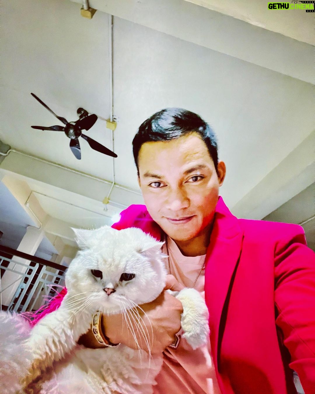 Tony Jaa Instagram - So many of my smiles begin with you. Happy valentine 💌