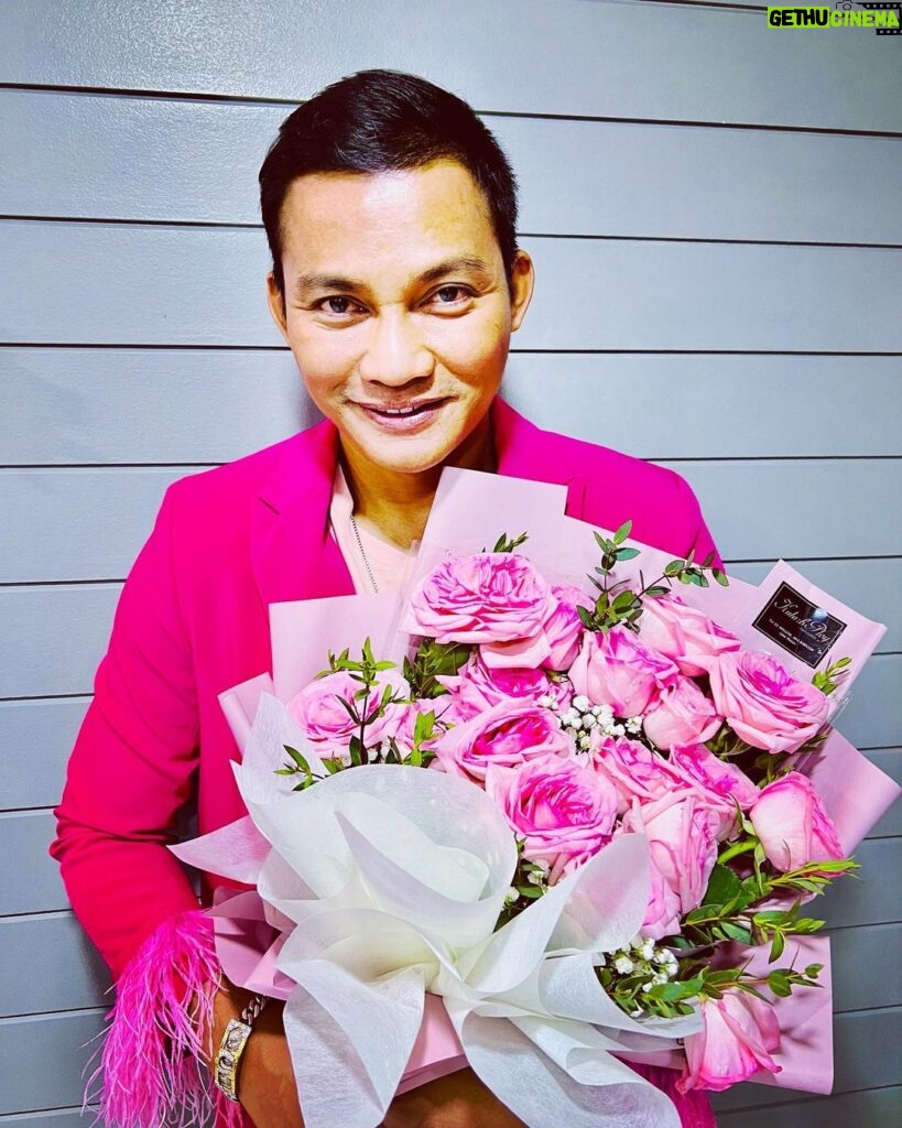 Tony Jaa Instagram - So many of my smiles begin with you. Happy valentine 💌