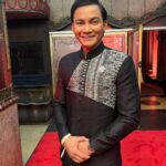 Tony Jaa Instagram - ขอบคุณชุดผ้าไหมไทยสวยๆ @varichsuit ผ้าไหมไทย เอกลักษณ์ไทย ภาคภูมิใจสุดๆครับ Varich Suit from the Vanus Couture. #varichsuit