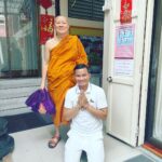 Tony Jaa Instagram - กราบพระเดชพระคุณหลวงพ่อสมเด็จมหารัชมงคลมุนี วัดไตรมิตร(respect 🙏🙏🙏)
