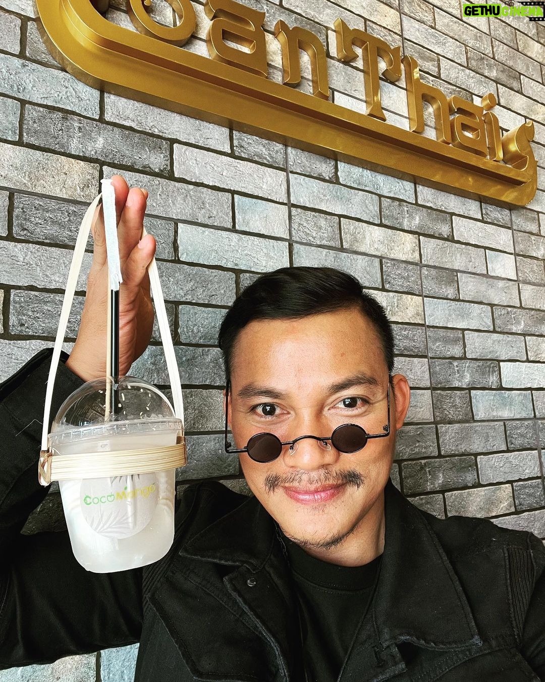Tony Jaa Instagram - Coco mango 🥭 in Dubai 🙏🥭🥭🕌❤️