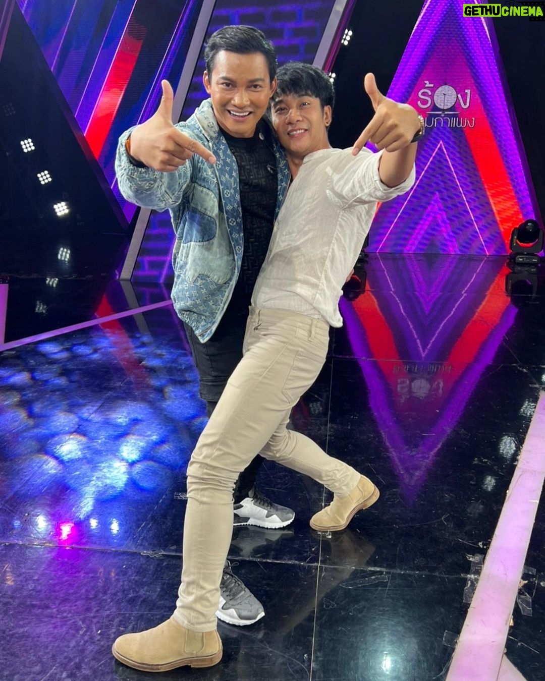 Tony Jaa - 18.6K Likes - ร้องข้ามกำแพง กับ 4ยอดกุมาร
@konglha_30 @singtonumchok @brajaojoke @tonyjaaofficial
ไม่ได้เจอกันนานแล้ว ดีใจมากที่ได้เจอกัน
@thewallsong_official
#ร้องข้ามกำแพง
#4ยอดกุมาร