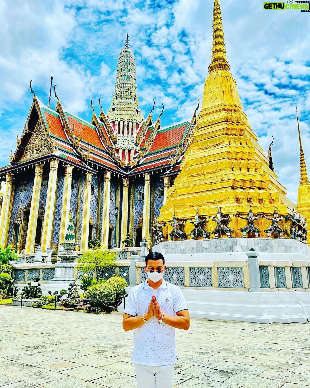 Tony Jaa Instagram - The Temple of the Emerald Buddha ” ” The Grand Palace “วัดพระแก้ว (วัดพระศรีรัตนศาสดาราม) วัดพระศรีรัตนศาสดาราม วัดพระแก้ว