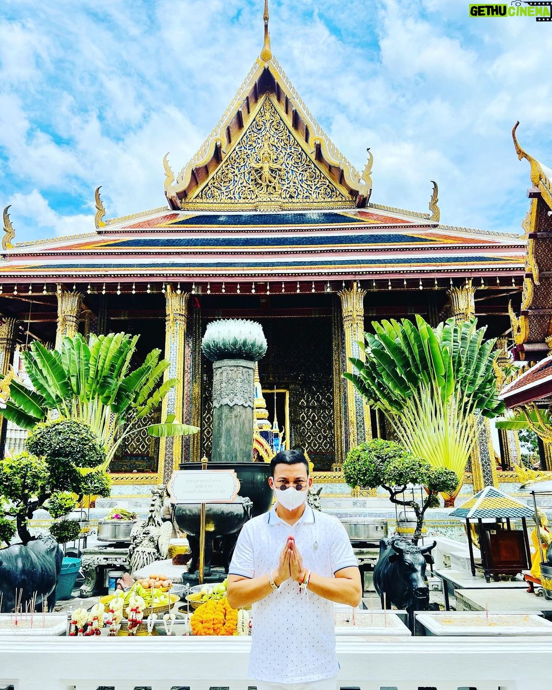 Tony Jaa Instagram - The Temple of the Emerald Buddha ” ” The Grand Palace “วัดพระแก้ว (วัดพระศรีรัตนศาสดาราม) วัดพระศรีรัตนศาสดาราม วัดพระแก้ว
