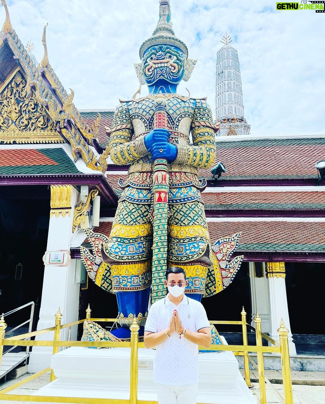 Tony Jaa Instagram - The Temple of the Emerald Buddha ” ” The Grand Palace “วัดพระแก้ว (วัดพระศรีรัตนศาสดาราม) วัดพระศรีรัตนศาสดาราม วัดพระแก้ว