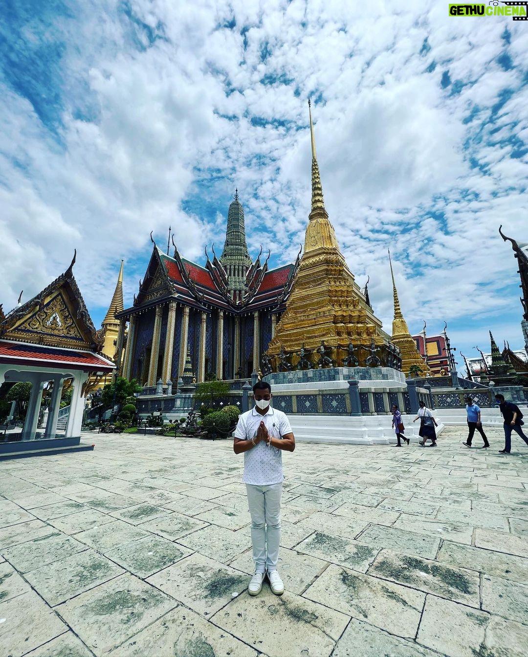 Tony Jaa Instagram - The Temple of the Emerald Buddha ” ” The Grand Palace “วัดพระแก้ว (วัดพระศรีรัตนศาสดาราม) วัดพระศรีรัตนศาสดาราม วัดพระแก้ว