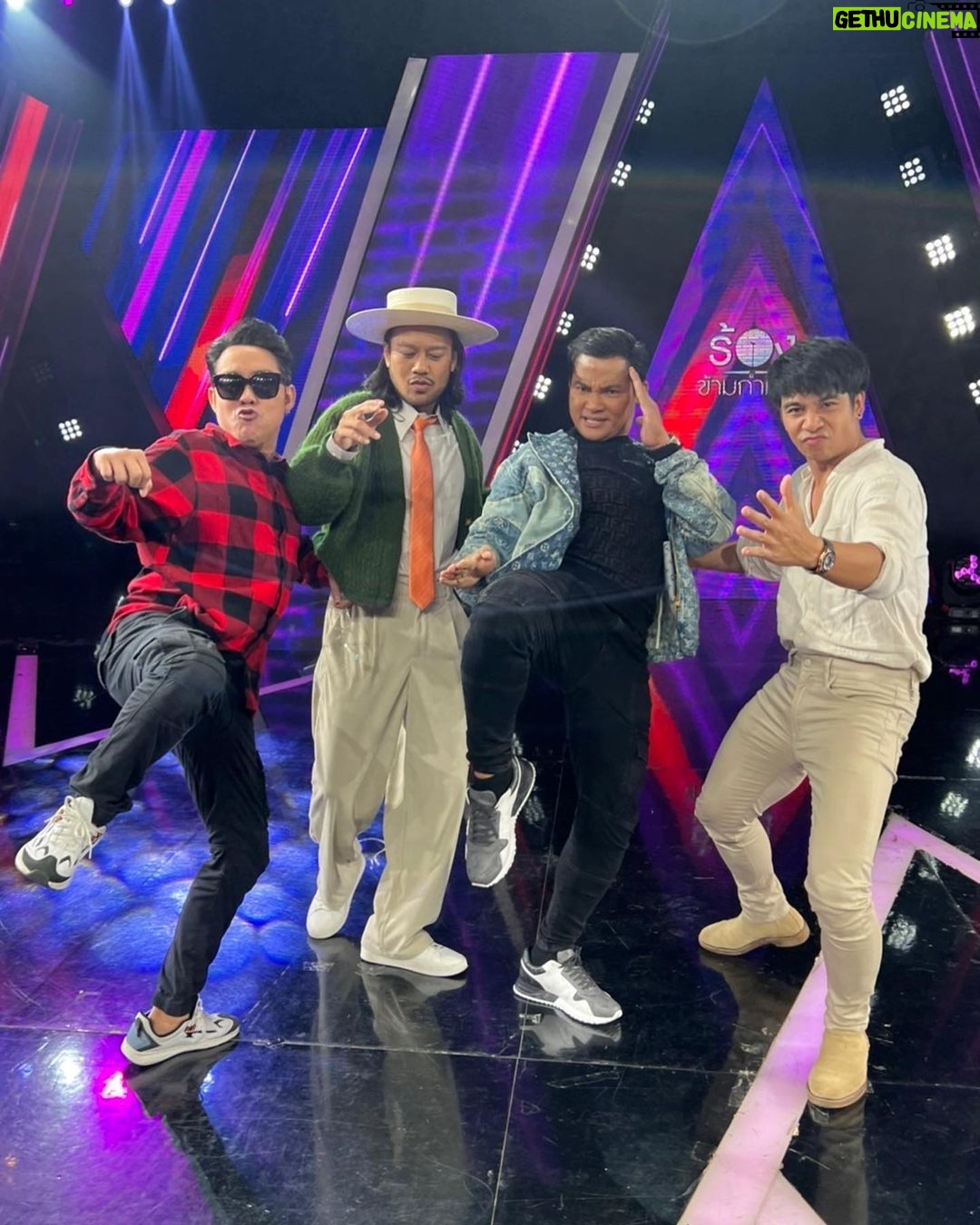 Tony Jaa - 18.6K Likes - ร้องข้ามกำแพง กับ 4ยอดกุมาร
@konglha_30 @singtonumchok @brajaojoke @tonyjaaofficial
ไม่ได้เจอกันนานแล้ว ดีใจมากที่ได้เจอกัน
@thewallsong_official
#ร้องข้ามกำแพง
#4ยอดกุมาร