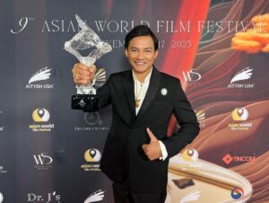 Tony Jaa Instagram - This award reminds me of my childhood when I watched action movies and saw my idols, Bruce Lee punching, kicking, and moving so professionally. He made me realize what I was born for. Thanks to Mr. Bruce Lee. Your works, your actions, your martial arts, and your voice like hee haa still echoing in my mind, it’s quite haunting sometimes. Anyway, he not only introduced Kang Fu to the world, but also inspire that boy to be this man right here. 
🏆🎉