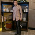 Tony Jaa Instagram - @varichsuit ชุดสูทผ้าไหมไทย #varichsuit