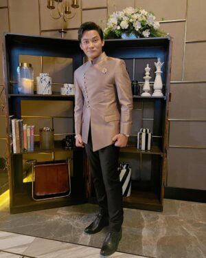 Tony Jaa Instagram - @varichsuit 
ชุดสูทผ้าไหมไทย  #varichsuit