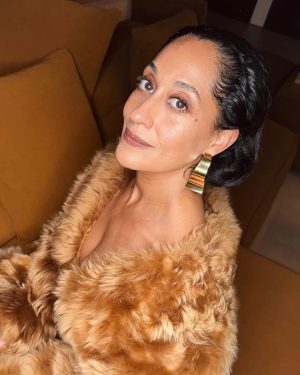 Tracee Ellis Ross Instagram - I reached into my Rich Auntie Bag for @15percentpledge Gala and let me tell you something: wearing this glorious faux fur as a dress while going through “the change” was a bold choice 🥵🤣More to come about last night. It was really moving and fun and important all in one. Thank you @emmagrede @aurorajames for all that you are doing and for naming me a trailblazer. 

Thank you @naivashaintl @miayang_mua for this beautiful glam and @karlawelchstylist for being the best fashion play partner! Gosh do we have fun!