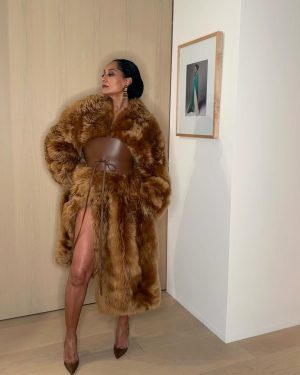 Tracee Ellis Ross Instagram - I reached into my Rich Auntie Bag for @15percentpledge Gala and let me tell you something: wearing this glorious faux fur as a dress while going through “the change” was a bold choice 🥵🤣More to come about last night. It was really moving and fun and important all in one. Thank you @emmagrede @aurorajames for all that you are doing and for naming me a trailblazer. 

Thank you @naivashaintl @miayang_mua for this beautiful glam and @karlawelchstylist for being the best fashion play partner! Gosh do we have fun!