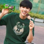 Trai Nimtawat Instagram - ไอติมที่นีโอชอบที่สุดในช่วงนี้ ! ไอติมไมโลเข้มข้นใหม่ !! ไอศกรีมเป็นรูปโลโก้ไมโล อย่างเท่ แถมมีเกล็ดไมโลเคลือบด้านบนทำให้เคี้ยวหนุบหนับ อร่อยสุดๆ 💚 กินแล้วนึกถึงไมโลที่เคยกินสมัยเรียนเลย นี่แหละ! อีกหนึ่งความอร่อยที่ต้องไม่พลาด 💫 กินบ่อยมาก แค่ 110 Kcal แถมได้เครื่องหมายทางเลือกสุขภาพด้วย 📍ซื้อได้ที่ 7-Eleven แอปพลิเคชัน 7-Delivery หรือตู้ไอติมเนสท์เล่สีฟ้า #ไอติมไมโลเข้มข้น #ไมโลเข้มข้น #นึกถึงไมโลที่กินในโรงเรียน #MILOThailand #ไมโล