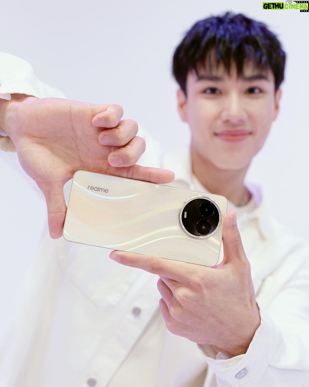 Trai Nimtawat Instagram - นีโอขอฝากสมาร์ตโฟนดับเบิ้ลสตาร์ realme 11 5G | 11x 5G ไว้ในอ้อมอกอ้อมใจของทุกคนด้วยนะครับ คือฟีเจอร์แบบดับเบิ้ล ทั้งกล้อง 3x Zoom 108MP เก็บรายละเอียดได้ครับ และแถมชาร์จไว SuperVOOC 67W โดนใจผมสุดๆ ค้าบบบ เป็นเจ้าของได้เเล้ววันนี้ทั่วประเทศนะครับ @realme_thailand . #realme115G #realme11X5G #DoubleStarDoubleLeap #realme #realmeTH *ฟีเจอร์หลักเป็นของรุ่น realme 11 5G เท่านั้น *ส่วน realme 11x 5G จะมาพร้อมกล้อง 64MP และระบบชาร์จไว 33W