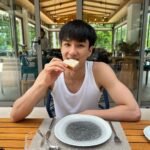 Trai Nimtawat Instagram – ความทรงจำที่พังงา เป็น3วันสองคืนที่ได้รู้สึกพักผ่อนแบบสุดๆในปีนี้เลย ถ้ามีโอกาส ผมคงจะกลับมาพักที่นี่อีกแน่ๆ นอกจากที่นี่จะมีบรรยากาศที่ดี ห้องสวย ติดหาด ติดทะเลแล้ว ยังมีกิจกรรมให้ทำเยอะมาก ซึ่งเหมาะกับคนที่อยู่ไม่นิ่งแบบผมสุดๆ เป็นสามวันที่อยู่แต่ในโรงแรมเลย เพราะกิจกรรมเยอะมากฟิตเนสก็ดี ปีนผาก็ได้ วอลเล่ชายหาด พายเรือ และอีกมากมาย เป็นสามวันที่ไม่ได้ไปไหนเลย ที่สำคัญอาหารอร่อยมาก ตั้งแต่ breakfast ยัน dinner อร่อยทุกเมนูจริงๆ ขนาดผมคุมอาหารอยู่ผมยังยอมแตกเพื่อ กินที่ Avani เลย การบริการไม่ต้องพูดถึง ดูแลดีมากๆ ดีจนอยากขอเป็นแฟนเลย ดีเกิน5555 สรุปให้เลยนะ ทุกอย่าง 1000/10 ประทับใจจนต้องเขียนรีวิวให้จริงๆ @avanikhaolak Avani+ Khao Lak Resort