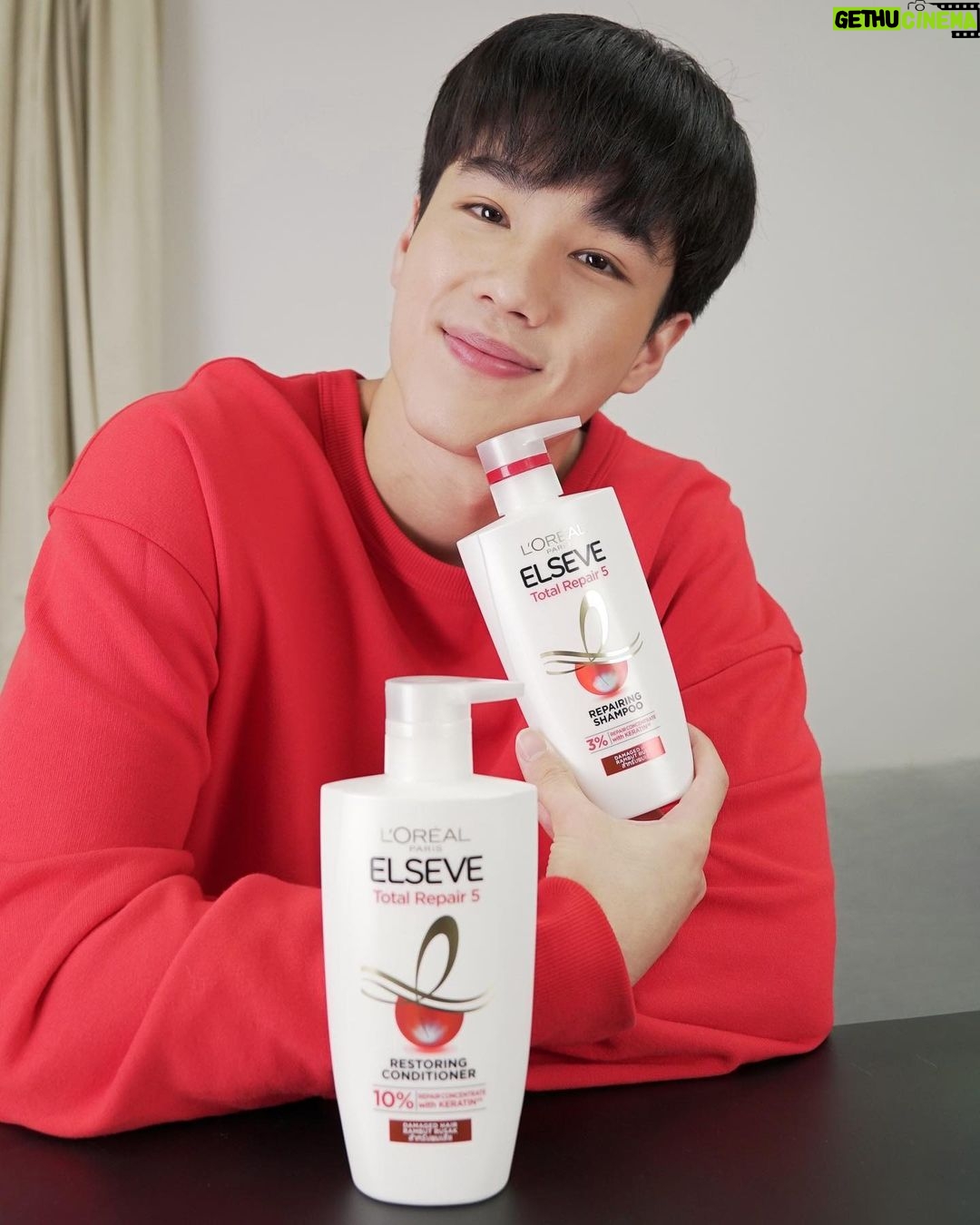 Trai Nimtawat Instagram - ผมสวย ดูสุขภาพดี จะเสยกี่ทีก็ยังเท่ห์ ไม่มีผมเสียให้กังวล กับนี่ @lorealparis Elseve Total Repair 5 แชมพู และ คอนดิชันเนอร์ สูตรฟื้นบำรุงผมเสีย ที่ช่วยให้ผมนุ่ม ดูสุขภาพดี คืนทรงสวยได้ง่าย ฟื้นฟูและป้องกันผมเสียล้ำลึก แถมหอมฝุดๆ ขั้นตอนง่ายๆเพื่อผมสุขภาพดี ดีขนาดนี้ต้องไปลองกันแล้วคร๊าบบบ #LOrealParisTH #ElseveTH #สวยจริงสะบัดทิ้งทุกปัญหา