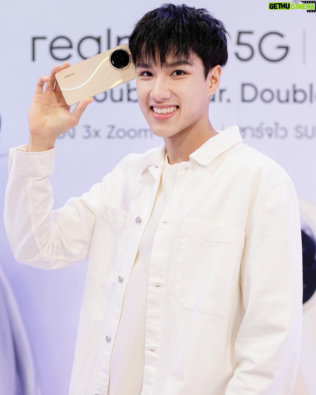 Trai Nimtawat Instagram - นีโอขอฝากสมาร์ตโฟนดับเบิ้ลสตาร์ realme 11 5G | 11x 5G ไว้ในอ้อมอกอ้อมใจของทุกคนด้วยนะครับ คือฟีเจอร์แบบดับเบิ้ล ทั้งกล้อง 3x Zoom 108MP เก็บรายละเอียดได้ครับ และแถมชาร์จไว SuperVOOC 67W โดนใจผมสุดๆ ค้าบบบ เป็นเจ้าของได้เเล้ววันนี้ทั่วประเทศนะครับ @realme_thailand . #realme115G #realme11X5G #DoubleStarDoubleLeap #realme #realmeTH *ฟีเจอร์หลักเป็นของรุ่น realme 11 5G เท่านั้น *ส่วน realme 11x 5G จะมาพร้อมกล้อง 64MP และระบบชาร์จไว 33W