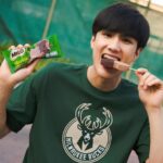 Trai Nimtawat Instagram - ไอติมที่นีโอชอบที่สุดในช่วงนี้ ! ไอติมไมโลเข้มข้นใหม่ !! ไอศกรีมเป็นรูปโลโก้ไมโล อย่างเท่ แถมมีเกล็ดไมโลเคลือบด้านบนทำให้เคี้ยวหนุบหนับ อร่อยสุดๆ 💚 กินแล้วนึกถึงไมโลที่เคยกินสมัยเรียนเลย นี่แหละ! อีกหนึ่งความอร่อยที่ต้องไม่พลาด 💫 กินบ่อยมาก แค่ 110 Kcal แถมได้เครื่องหมายทางเลือกสุขภาพด้วย 📍ซื้อได้ที่ 7-Eleven แอปพลิเคชัน 7-Delivery หรือตู้ไอติมเนสท์เล่สีฟ้า #ไอติมไมโลเข้มข้น #ไมโลเข้มข้น #นึกถึงไมโลที่กินในโรงเรียน #MILOThailand #ไมโล