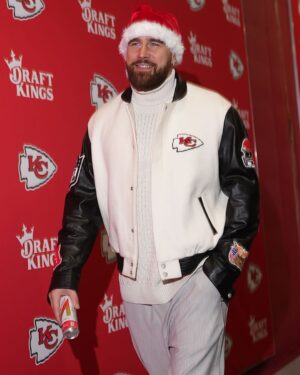 Travis Kelce Instagram - Santa Kelce 🎅

📺: #LVvsKC — 1pm ET on CBS/NICK
📱: Stream on #NFLPlus