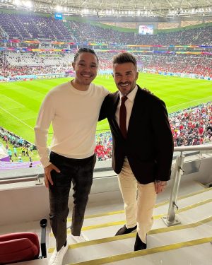 Trevor Noah Instagram - As a 15 year old I destroyed so many pairs of shoes trying to figure out how to bend the ball like this man. I never figured it out but yesterday he promised to buy me a new pair of predators😂.

A true legend and absolute gentleman @davidbeckham

#Qatar2022 #FIFAWorldCup